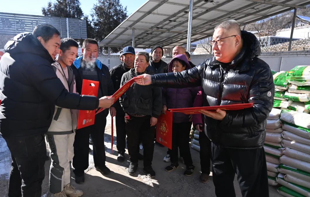 williamhill官网深入帮扶村开展“迎新春 送温暖”走访慰问活动